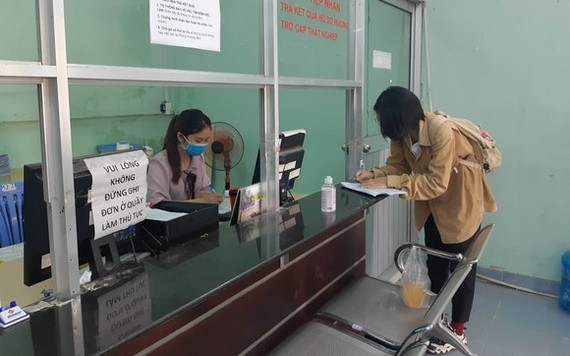 勞工正在市就業勞務中心辦理獲享失業補貼的手續。