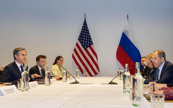 美國務卿布林肯（左）和俄外長拉夫羅夫在冰島雷克雅未克舉行會晤。（圖源：新華社）