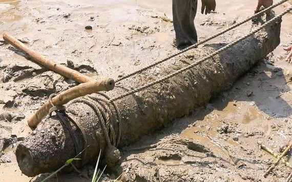 被打撈上岸的戰後遺留炸彈。（圖源：友成）