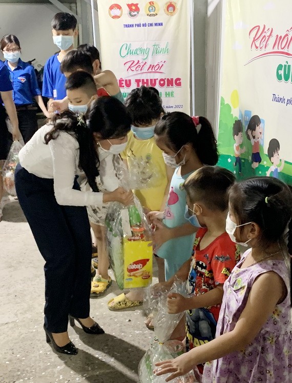 市越南祖國陣線委員會副主席潘嬌清香向平新貧困勞工的子弟贈送禮物。