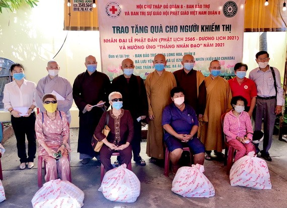 龍華寺向視障人士贈送禮物。