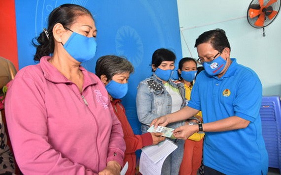 市勞動聯團常務委員、《勞動者報》總編輯蘇廷遵向第十二郡貧困者頒發CEP輔助金。（圖源：晉盛）
