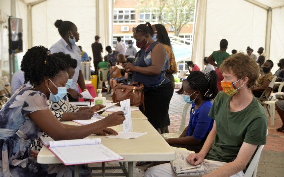 5月21日，人們在烏干達坎帕拉接種新冠疫苗前登記信息。（圖源：新華社）