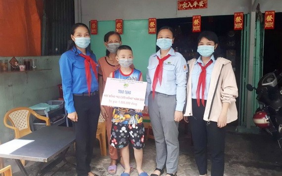 歐姬小學學生劉偉坤(右三)獲助學金。