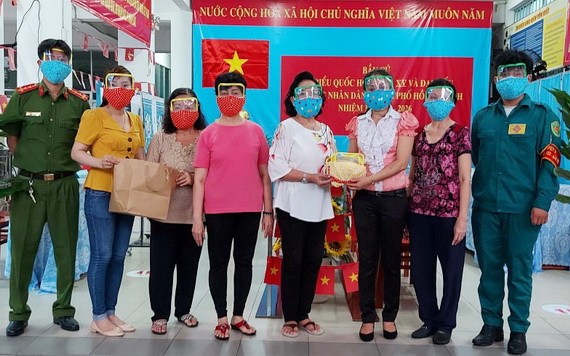 向投票處工作人員贈送千個防護面罩