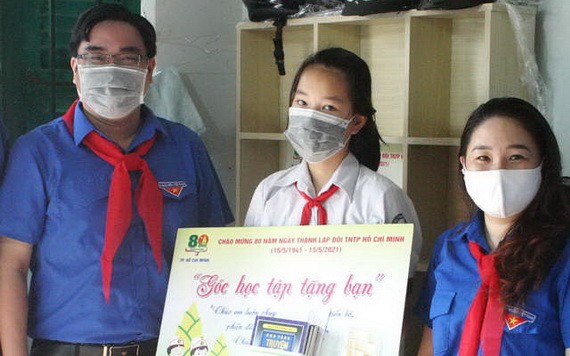 值市少年先鋒隊成立80週年，市共青團副書記吳明海向清貧隊員贈送學習角。