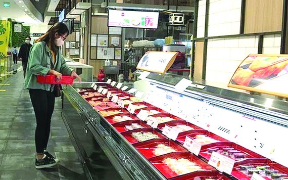 在商場購物要保持安全距離。