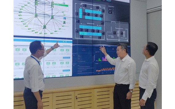 市電力總公司（EVNHCMC）理事會主席范國寶（中）考察市電力數據 中心管理室。