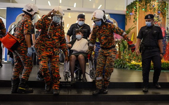 救援人員轉移列車相撞事故傷者。（圖源：新華社）