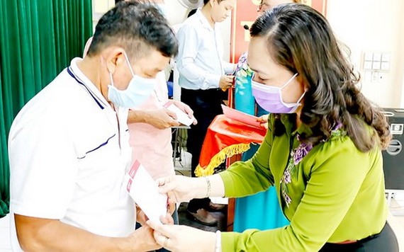 市農民協會代表向古芝縣貧困農民贈送存摺。（圖源：紅海）