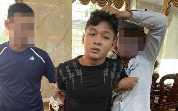 被抓獲的劫匪范世光（中）。（圖源：志石）