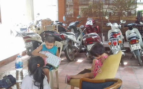 光明下午與獨自在家的朋友們在租房區域內一起玩耍。