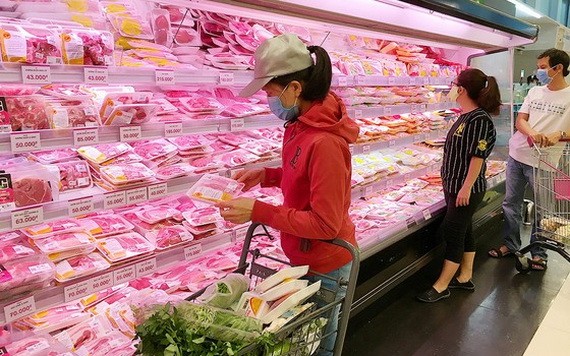 消費者在超市選購肉類。（圖源：高昇）