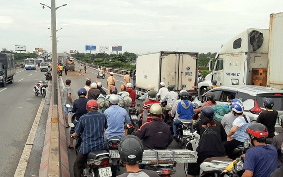 芹苴橋 4 輛車追尾致1人死亡