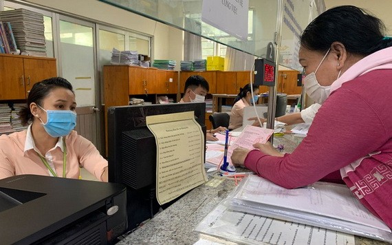 民眾在舊邑郡所屬接收卷宗和退還結果部門辦理證書簽發手續。