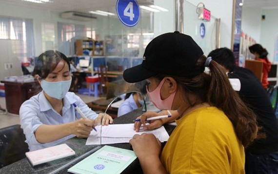 勞動者在報名參加自願社保。（圖源：楊琴）