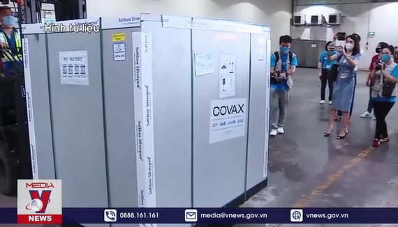 新一批 28.8 萬劑新冠疫苗運抵越南。（圖源：VNews視頻截圖）