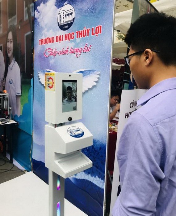 三合一健康申報機在水利大學試行運作。