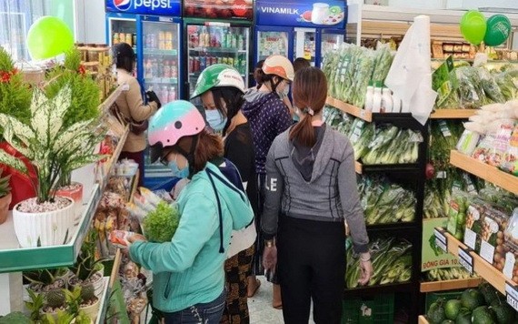 消費者在便利店選購物品。（圖源：VNF）