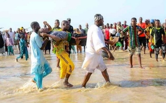 船禍發生後，人們將遇難者屍體撈上岸並送去辦理後事。（圖源：AFP）