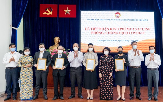 市領導向萬盛發集團與所屬公司致贈感謝書。