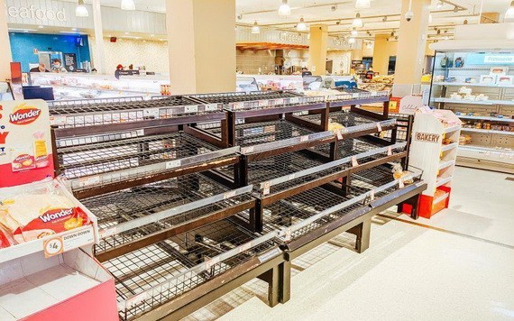 澳維州將進入7天封鎖期，墨爾本超市貨架空空如也。（圖源：互聯網）