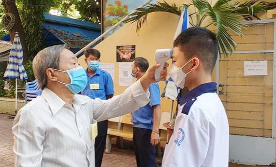 老師為考生測量體溫。