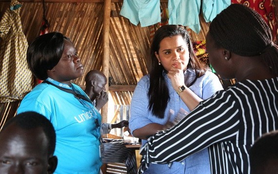 聯合國秘書長青年問題特使賈亞特瑪·維克勒馬納亞克（中）訪問南蘇丹。（圖源：聯合國）