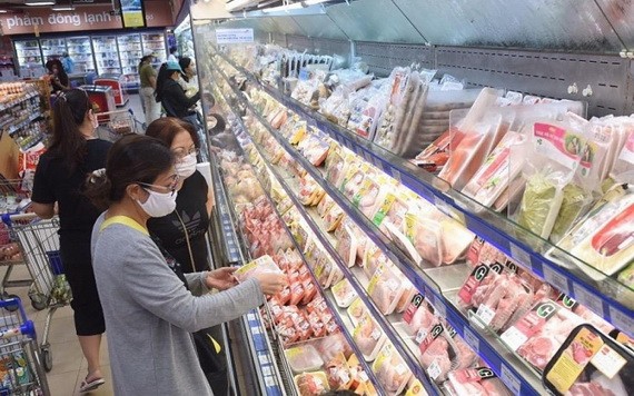 消費者在超市選購物品。（示意：耀基） 