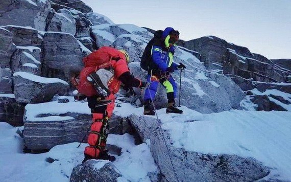 中國張洪成為亞洲首位盲人登頂珠峰。（圖源：新華社）