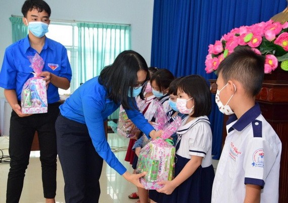 共青團本市市委代表向貧困兒童贈送禮物。（圖源：吳松）