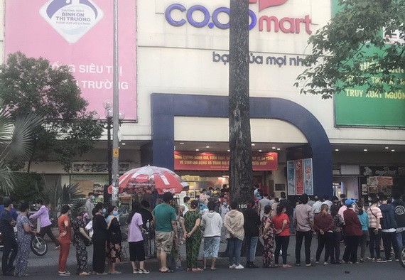 眾多市民在超市門口排長隊等待購物。