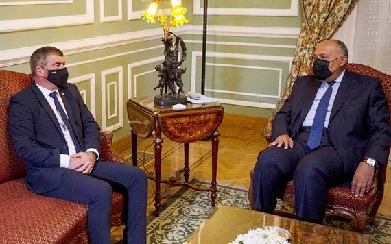 埃及外長舒克里（右）與以色列外長阿什克納齊會面。（圖源：互聯網）