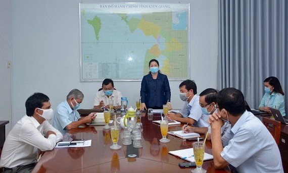 堅江省領導在新聞發佈會上公佈選舉結果。（圖源：梅香）