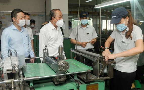 常務副總理張和平(右三)檢查新順加工區的防疫工作。