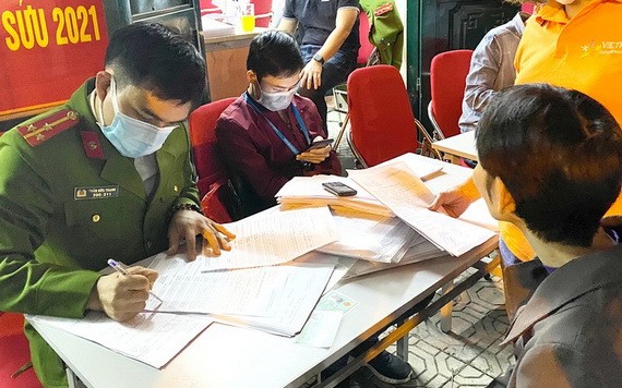 公安力量為民辦理芯片公民身份證簽發手續。