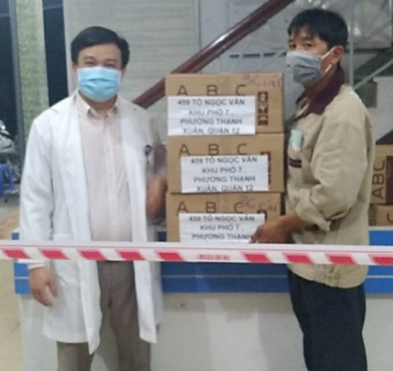 亞洲餅家代表贈送食品給舊邑郡醫生。