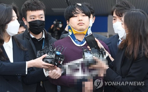 趙主彬被記者圍堵。（圖源：韓聯社）