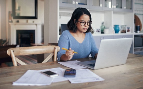 本市疫情防控升級，愈來愈多人居家上班，迎合抗疫要求。（示意圖源：秋莊）