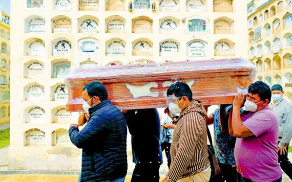 秘魯民眾搬運死於新冠病毒的親屬遺體。（圖源：AFP）