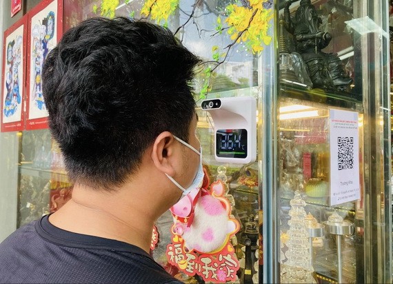 自動測量體溫儀器方便且安全。