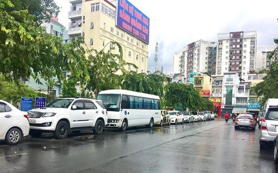 新平郡鄧文森街兩旁停滿汽車。