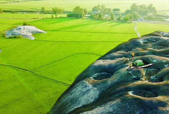 在稻田之間雄偉的山石。