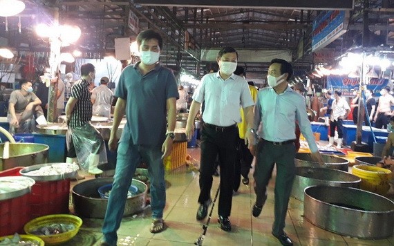 市人委會副主席楊英德（中）親往視察平田集散市場的防疫工作。（圖源：佐琳）