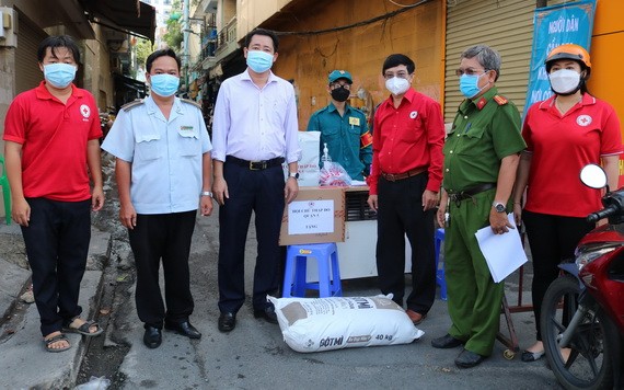 第五郡紅十字會志愿組向檢疫處贈送物資。