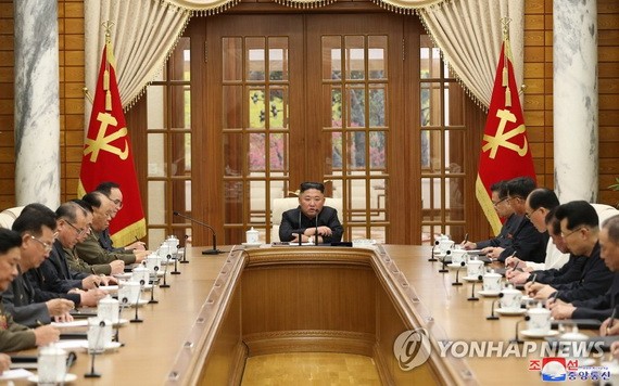 朝鮮勞動黨第八屆中央委員會第一次政治局會議4日在黨中央委員會本部舉行，國務委員會委員長金正恩主持會議。 （圖源：韓聯社/朝中社）