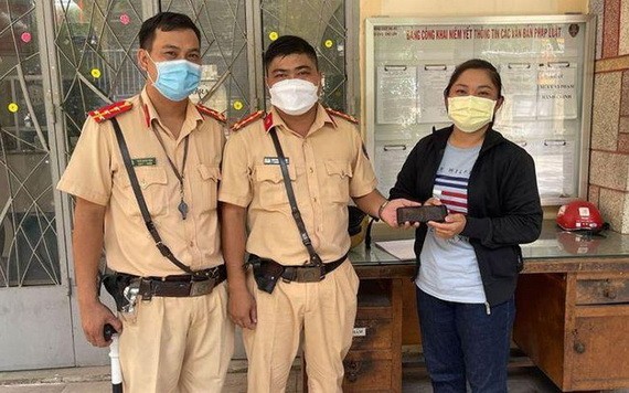 失主阮玉簪英（右一）領回遺失的手機。（圖源：NP）