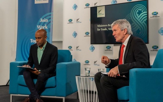 6月5日，2021年亞太經合組織貿易部長會議主席、新西蘭貿易部長達明·奧康納（右）在新西蘭惠靈頓出席亞太經合組織成員貿易部長視頻會議新聞發佈會。（圖源：新華社）