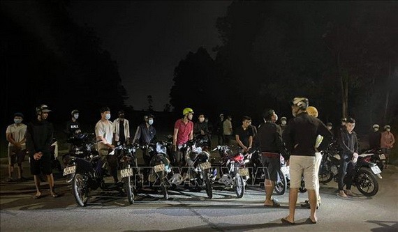 被當場制服的飆車徒。（圖源：越通社）