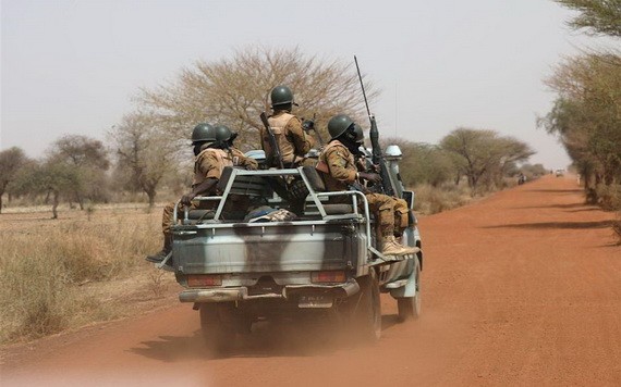 布基納法索遇近期最慘重屠殺事件，逾百人喪生，布國士兵加緊於該區巡邏。（圖源：路透社）